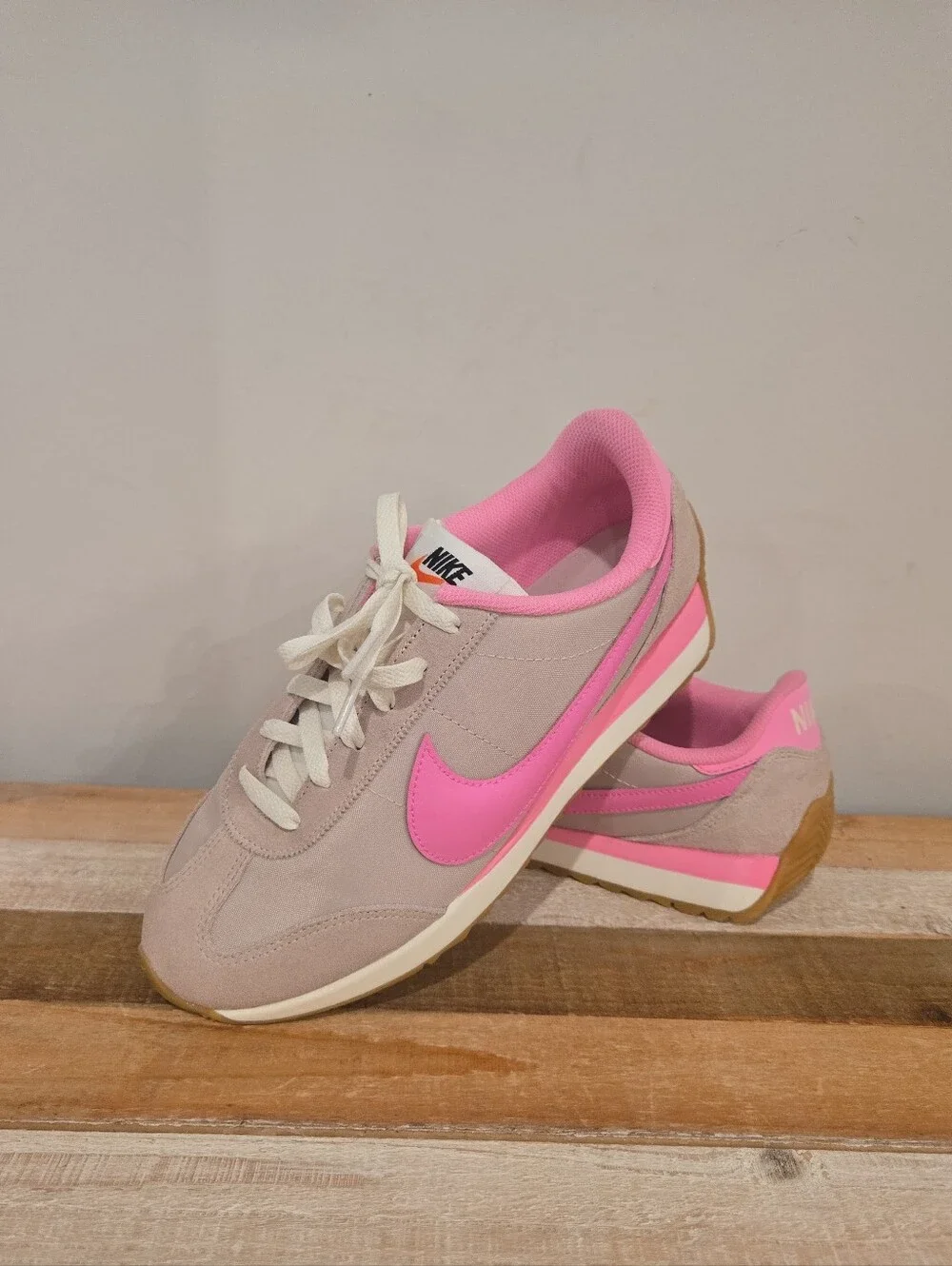 Nike Pacific Women Size 9 Silt Red Pink Spell Gum Athletic Running Sneaker